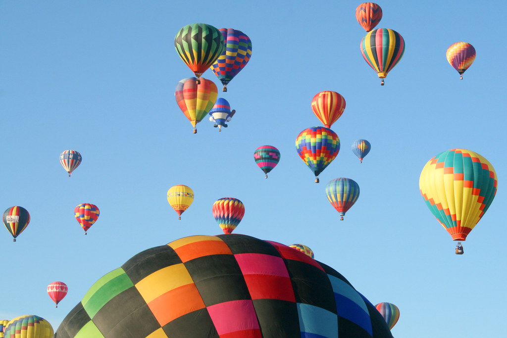 Foto de globos aerostáticos multicolor