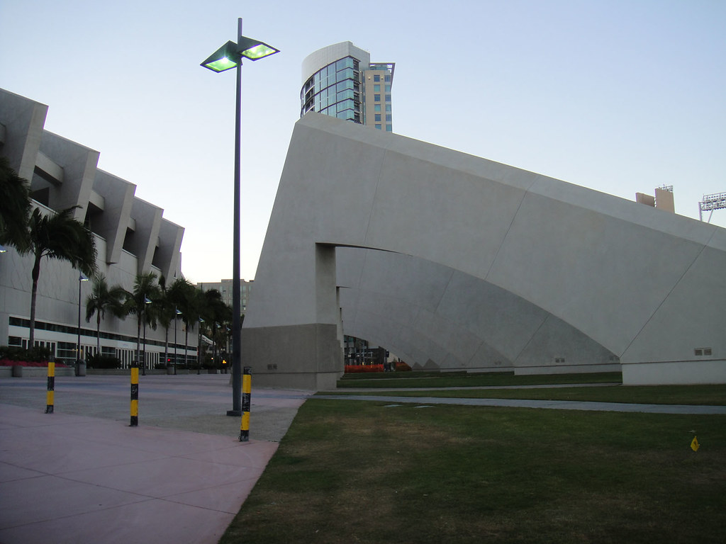Hall h. Калифорнийский конгресс-центр San Diego Convention Center. San Diego Convention Center павильон паруса. Н Холл. San Diego Convention Center History.