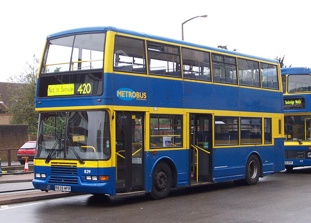 Metrobus 839 (R839 MFR) Crawley 24/12/03