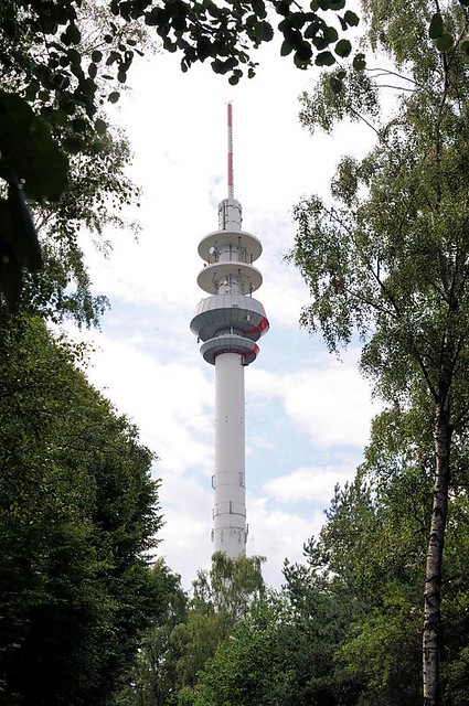5563 Fernmeldeturm Lohbrügge zwischen Bäumen - der Fernsehturm hat eine Höhe von 138,5 m und wurd 1987 errichtet.
