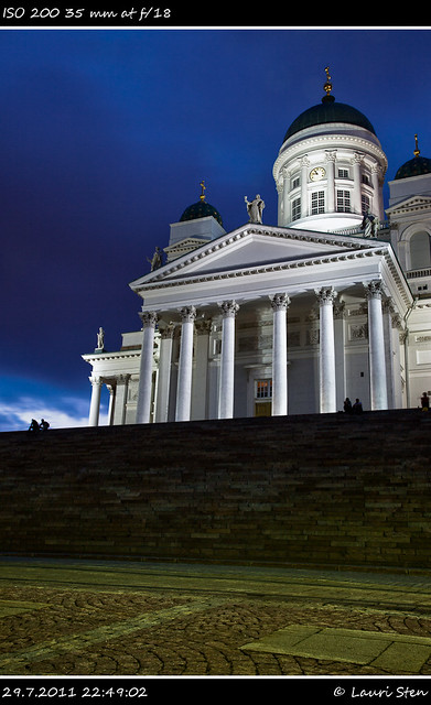 Helsingin Tuomiokirkko at night