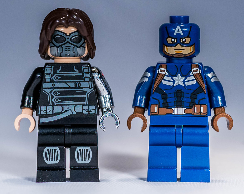 Lego Customs - Winter Soldier and Captain America by Phoenix Custom.