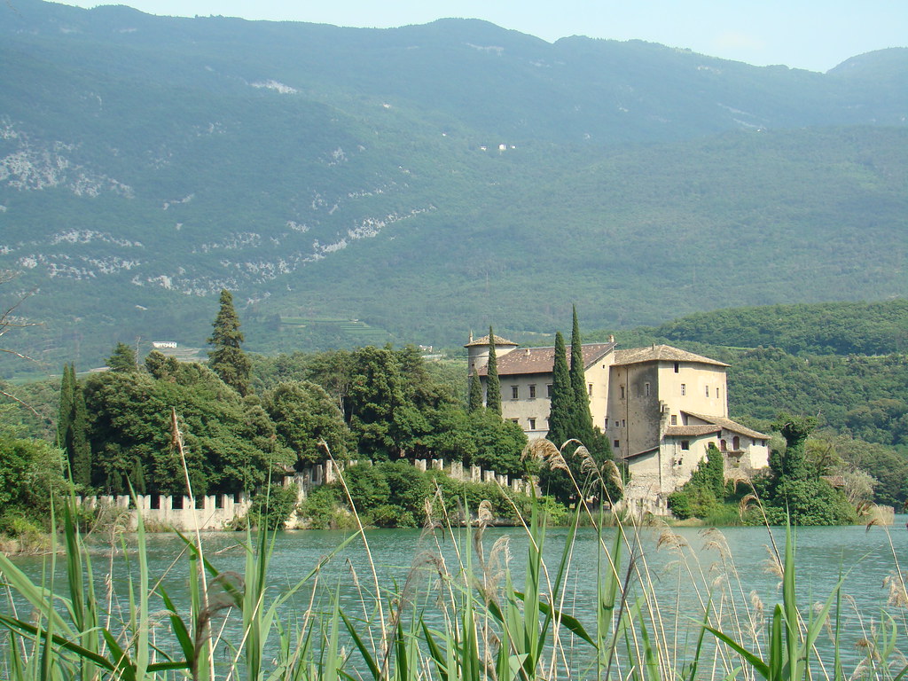 Lago Toblino vista del Castillo Toblino provincia de Trento Italia 21