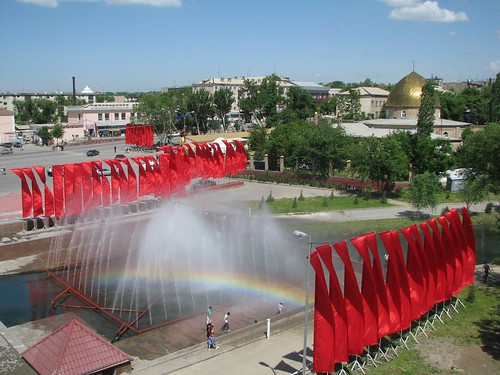 fountain rainbow mosque flags cupola centralasia kazakhstan redflag купол shymkent chimkent казахстан шымкент чимкент southkazakhstanregion юко ordabasysquare площадьордабасы