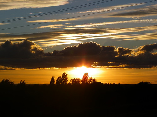 Nubes, sol, árboles by mahatsorri, Un atardecer de verano cualquiera.blanco sol azul de atardecer árboles bc y horizon negro amarillo n