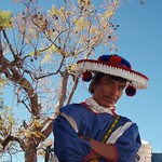 Hombre Huichol con ropa tradicional, de Santa Catarina; en Mezquitic, Jalisco, Mexico