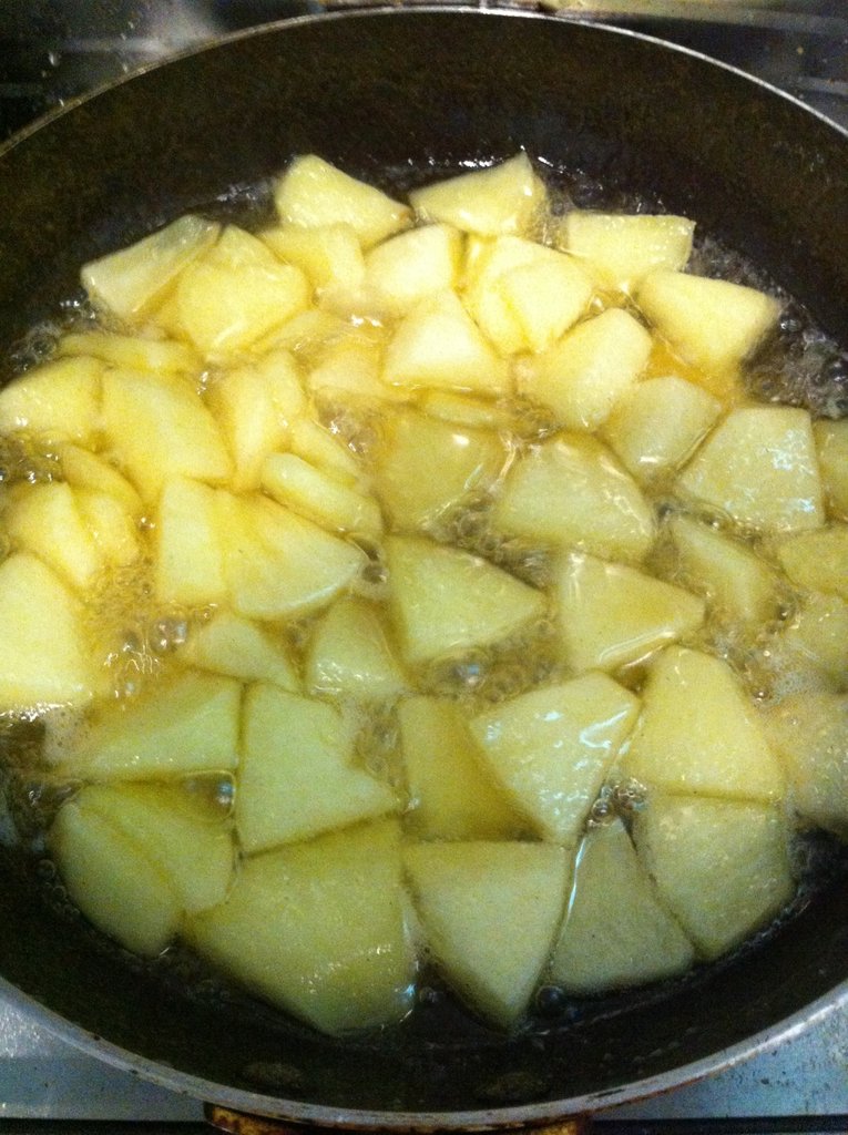 りんごフィリング分メモ りんご1こ バター40g たぶん多すぎ グラニュー糖大さじ4 レモン汁 シナモンパウダー Flickr
