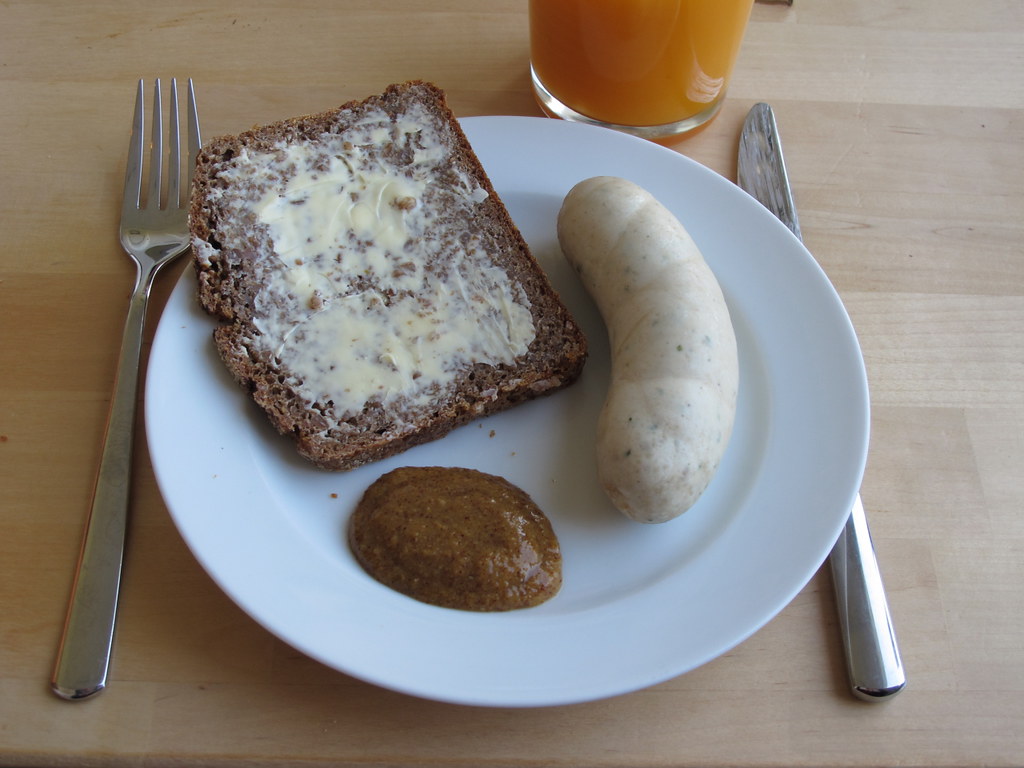Weißwurst mit süßem Senf und Vollkornbrot zum Frühstück | Flickr