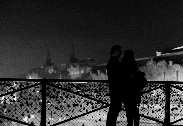 Le baiser du Pont des Arts ~ Paris