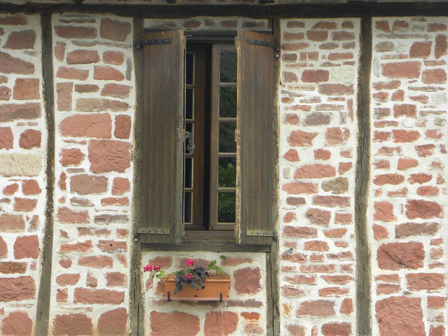 Fenêtre, Collonges-la-Rouge, Limousin, France.