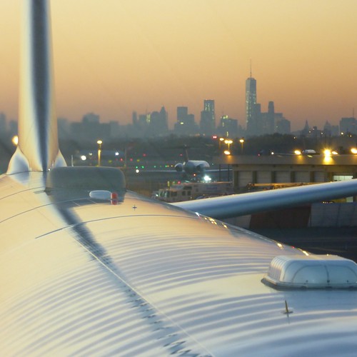 nyc travel sunset sky panorama usa ny newyork skyline plane airplane airport tramonto day manhattan aeroporto cielo airbus aereo skycrapers a340 giorno 2015 onetradecenter