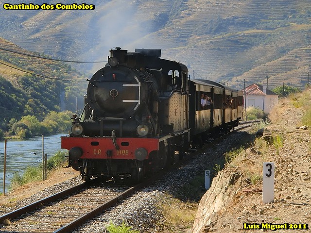 Comboio Histórico do Douro chegando ao Tua - Linha do Douro