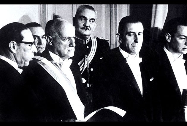 el  traspaso del poder a Eduardo Frei con la lectura del dictamen del tribunal electoral por parte del senador Zepeda. 1964