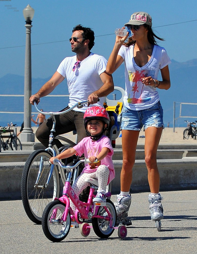 Ролики папа и мама. Велосипеды для всей семьи. Ролики для велосипеда. Семья на велосипедах. Велосипед самокат ролики.