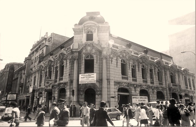 El Edificio del Banco Unión Comercial,  Moneda esquina Bandera N° 121 , atras el Cine Metro, en esta esquina funcionaba la Pergola del Libro