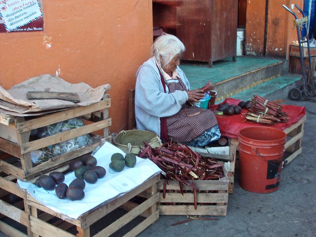 Venta de Guajes y Aguacates; Mercado de Juxtlahuaca, Oaxaca, Mexico