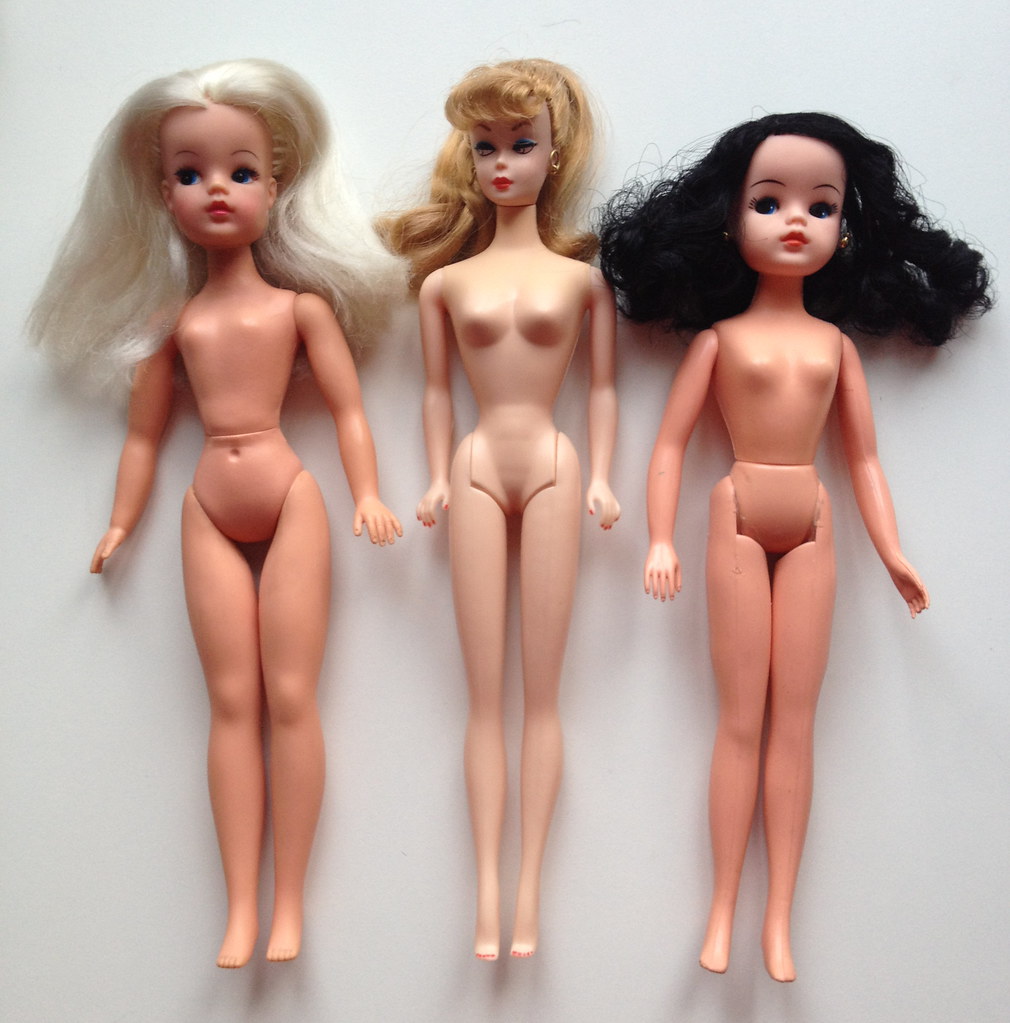reflect Struggle Frosty Sindy Barbie comparison | 1971 Sindy Trendy v 1958/93 Repro … | Flickr