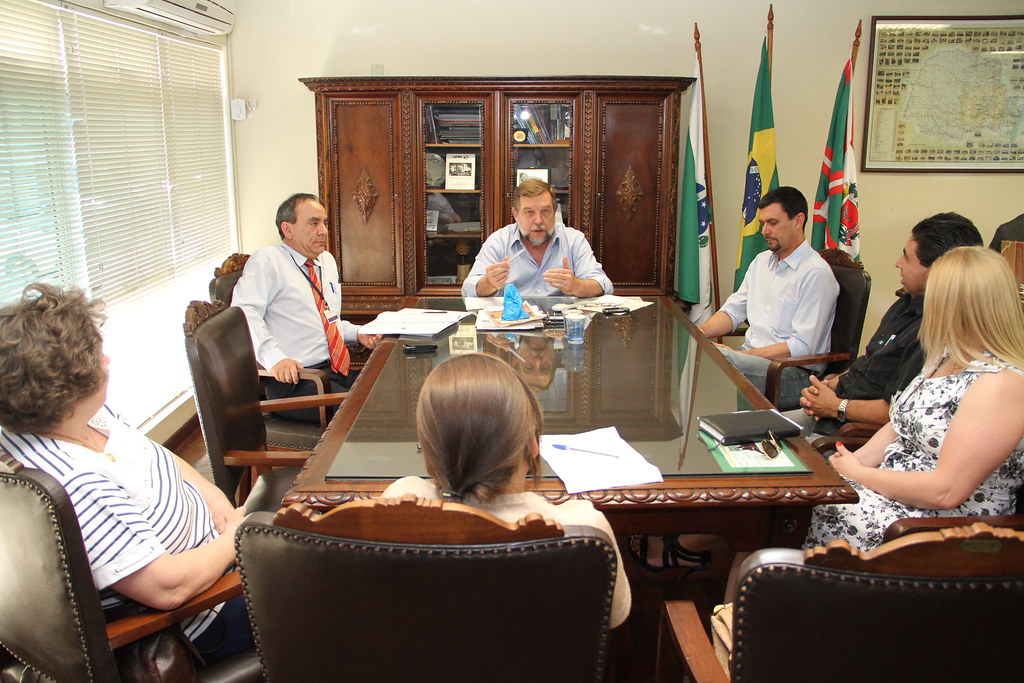 Recebendo o Chefe do NRE de Curitiba, Sr. Maurício Pastor e Diretores de Escolas