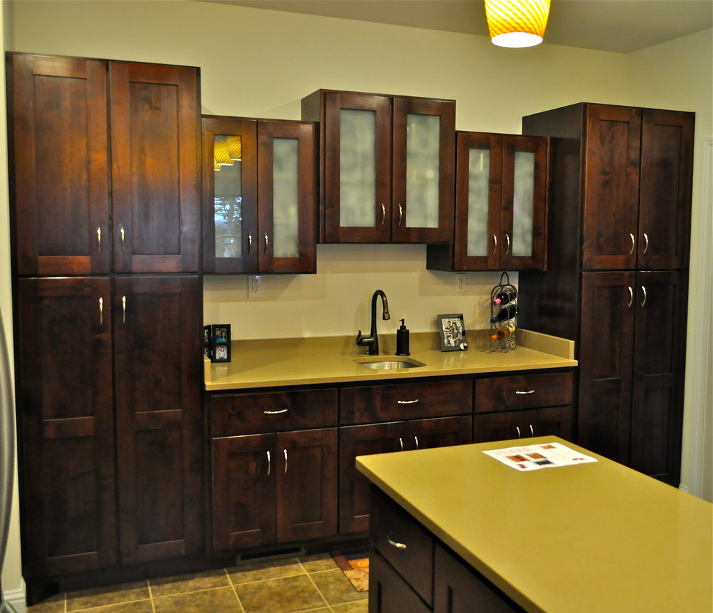 Alder Kitchen With Staggered Upper Cabinets With Frosted G Flickr