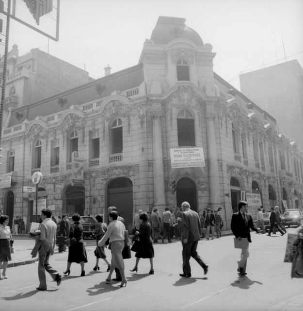 este hermoso edificio  del banco Unión Comercial fue demolido ¿te acordabas de él? estaba en Moneda esquina de Bandera, es decir entre el Cine Metro y el Cine Windsor