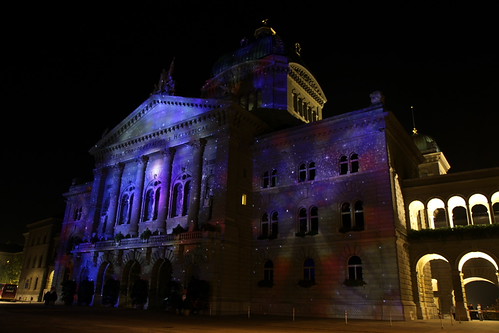 Lichtshow über Demokratie am Bundeshaus in der Stadt Bern in der Schweiz | by chrchr_75