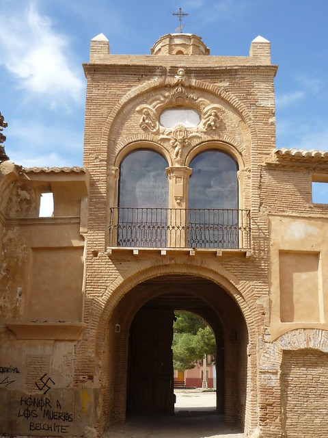 Belchite - Pueblo viejo, ruinas históricas - Arco de la Villa
