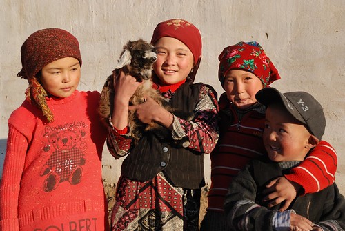 Kirghiz: Zarburuliuk jailoo ,near Rankul, Alt 4 150 m, Pamir, Tadjikistan young Kirghiz children. All young girls are dressed in red. © Bernard Grua
