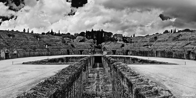 Remembering old times... (IX) - Amphitheatre of Italica