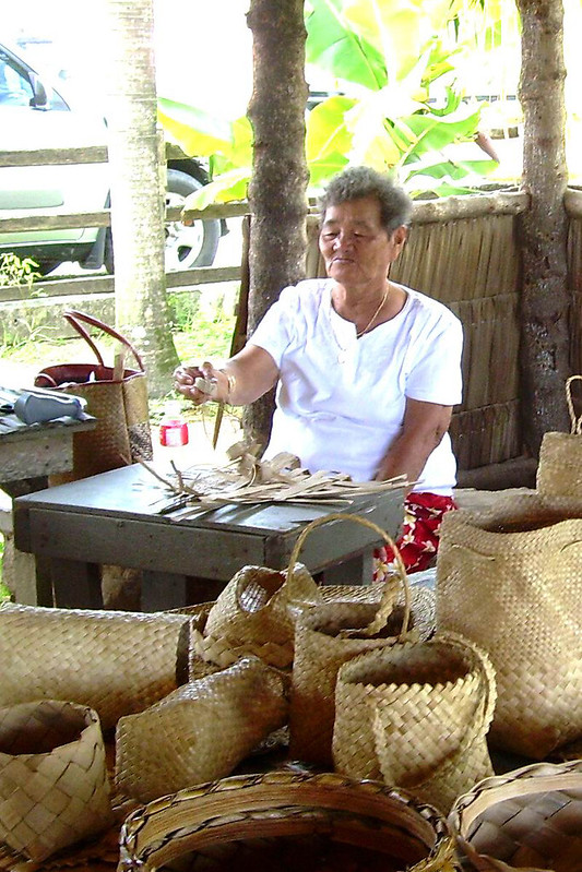 Akgak is a Chamorro word for a type of pandanus used for weaving and llashing. Pandanus tectorius or textile pandanus. J.Flores at Gef Pa'go in Historic Inalahan.
