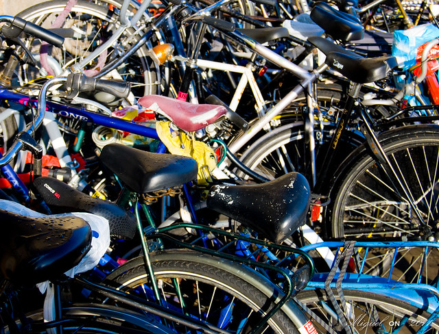 Demasidas bicicletas. - Too much bikes.