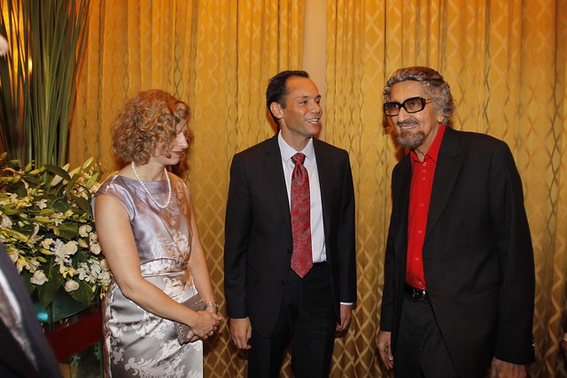 US Consul General in Mumbai Peter Haas welcomes Alyque Padamsee at the US National Day celebrations 2011