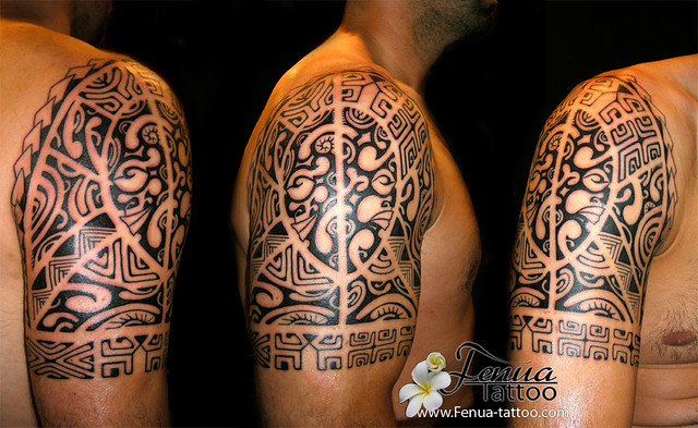 epaule-tatoue-en-polynesien-avec-tiki par tahiti tattoo dans le var entre toulon et marseille