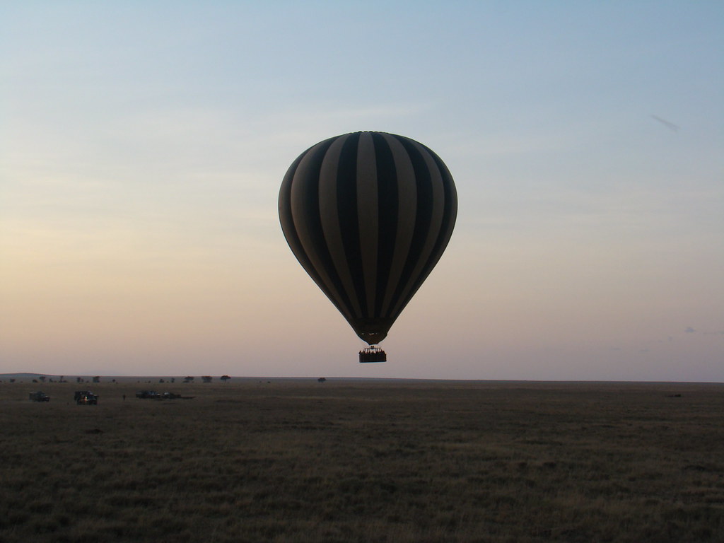 globo en el aire amanecer viaje en globo por el Serengueti Tanzania 01