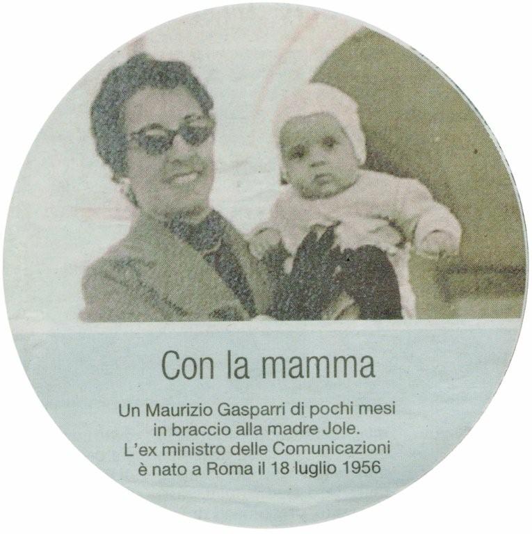 Maurizio Gasparri in braccio alla madre Jole (1956)