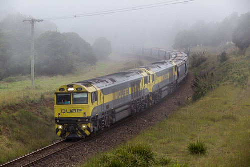 robertson newsouthwales australia au qube logistics fog mist qbx005 qbx001 8966 wheat train
