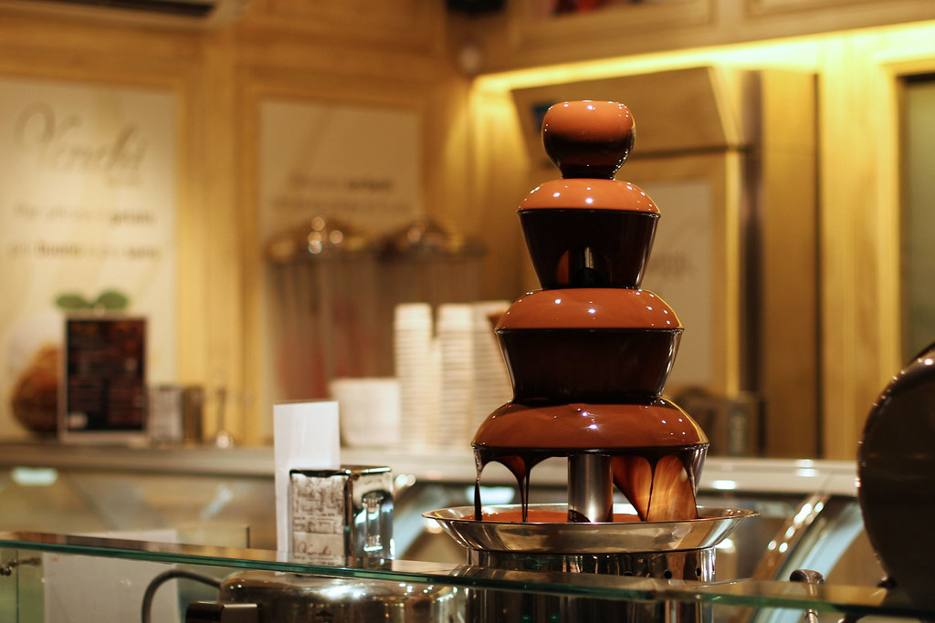 Купить шоколад для шоколадного фонтана. Шоколадный фонтан. Шоколадный фонтан большой. Самый большой шоколадный фонтан. Золотой шоколадный фонтан.