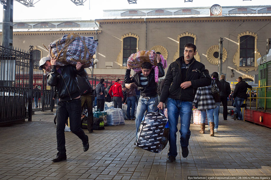 Таджики на вокзале. Таджик на красной площади. Мигранты Таджикистана.