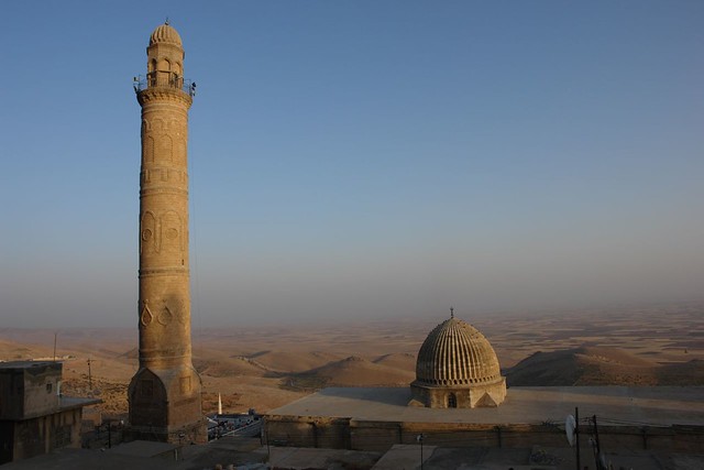 Dome and mınaret, lookıng out across Mesopotamıan plaın to Syrıa