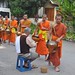 Els monjos recullen menjar de bon matí