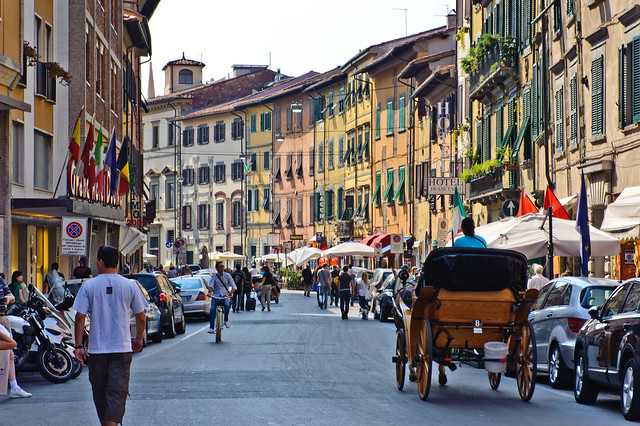 Street scene just off the Piazza dei Meracoli