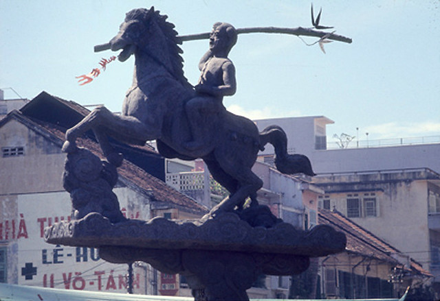 SAIGON 1969 - Tượng đài Phù Đổng Thiên Vương, Thánh tổ Binh chủng Thiết Giáp