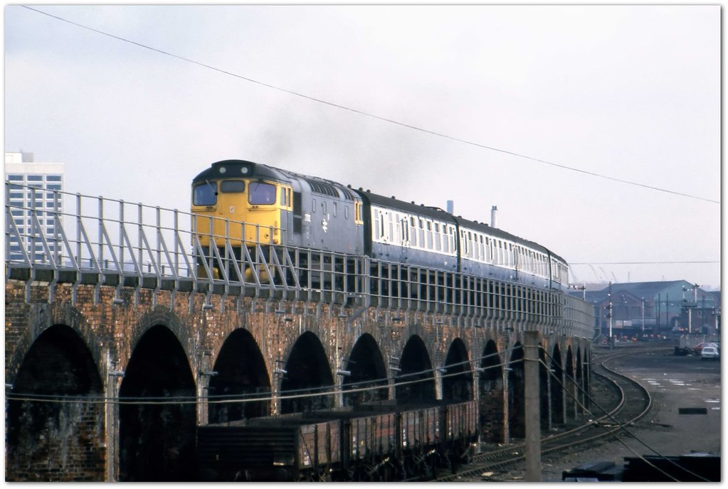 Class 27 27002 Dundee 19/3/82 | 27002 powers up the ramparts… | Flickr