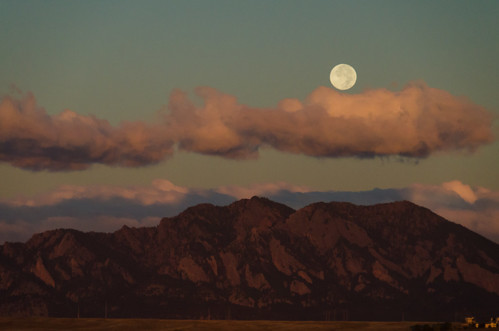 moon dawn moonset flatirons hunterdouglas