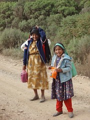 Teresa y su hija, por La Escopeta, camino a Coicoyán de las Flores (Región Mixteca), Oaxaca, Mexico