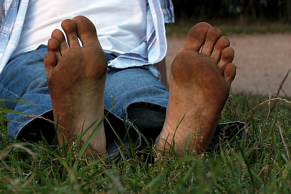 dirty feet in nature 011 | barefoot on grass | dirty feet | Flickr