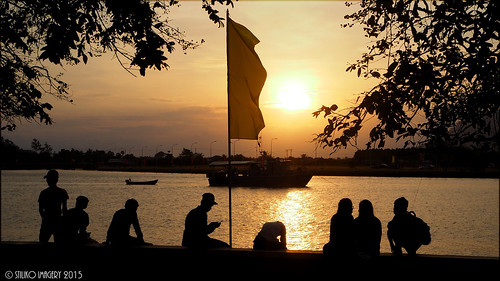 sunset sky people landscape boats cambodia outdoor silhouettes flags backlit kampot kampotriver