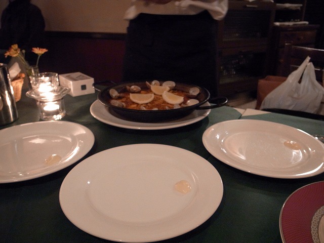 <p>h)３枚のとりわけ皿に載っているのがパエリヤにつけるガーリックマヨネーズ</p>
