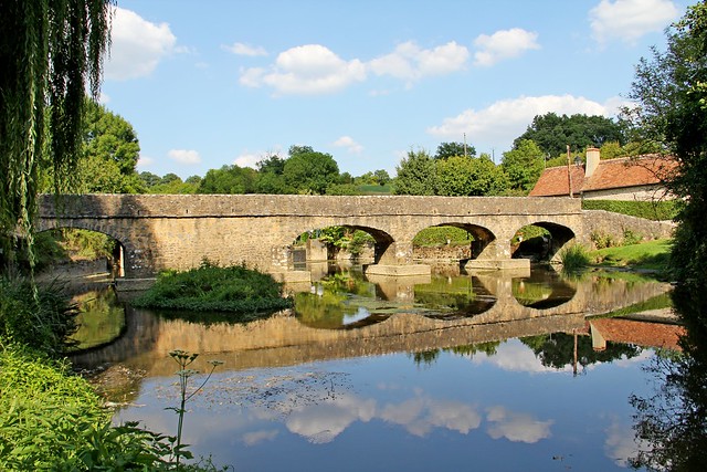 Pont Piétons xiie siècle - xiiie siècle sur l'Erve. Au coeur de la vallée de l’Erve, classée Natura 2000, le village de Saint-Pierre sur erve s’est développé à proximité d’un gué permettant le franchissement de la rivière.