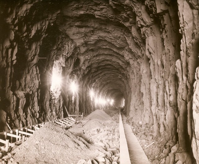 VdF01 Acervo “Foto Geraldo”, Arquivo Municipal Araguari MG. Túnel situado pouco após o Viaduto do Fundão em direção a Araguari. Interior ainda bruta, iluminado, 1971