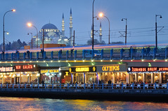 Galata-Brücke und Süleymaniye-Moschee am Abend